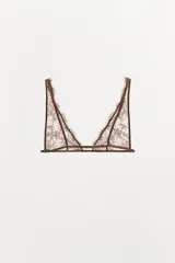 Bralette triangular de encaje color marrón con bordados florales a tono, escote pico y tirantes ajustables. Cierre trasero con gancho metálico.
