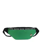 Riñonera verde con detalles en negro y blanco, con el logo de los Boston Celtics y la inscripción "Boston Celtics" repetida en la correa.
