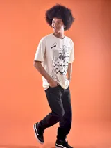 Remera color crema de corte oversized con estampado de Donald Duck.