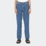 Pantalón de jean azul de corte recto, tiro alto y cinco bolsillos.