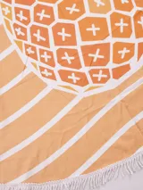 Toalla redonda de microfibra con diseño de piña, rayas horizontales celestes y amarillas, y flecos blancos en el borde.