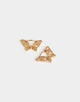 Aros argolla dorados con dije de mariposa calada y cierre a presión.