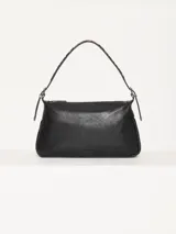 Cartera tipo baguette color celeste, confeccionada en cuero vacuno flor. Incluye correa regulable en combinación de cuero y pelo vacuno, con hebillas metálicas personalizadas.