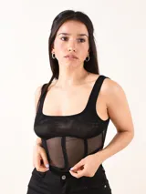 Top tipo body negro de manga corta, con escote cuadrado y paneles de malla transparente en el torso, simulando un corsé.
