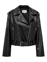 Campera biker corta de cuero sintético negro con tachas plateadas en cuello, solapas y hombros. Tiene cierre cruzado, bolsillos con cierre y cinturón con hebilla.