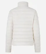 Campera puffer ultraligera color marrón, confeccionada en poliamida acolchada, con cuello alto y cierre por cremallera. Incluye bolsita con cordón.