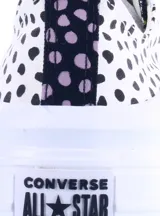 Championes urbanos Converse Ctas Move OX, con plataforma, capellada blanca con estampado de lunares negros y detalles en verde neón.