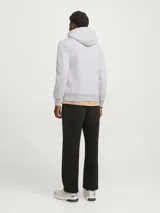 Canguro gris con capucha, cordones blancos y bolsillo tipo canguro. Estampado frontal con el logo de la marca.