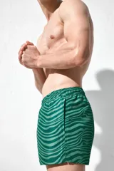 Short de baño verde con estampado de cebra en dos tonos de verde, con cintura elástica y cordón ajustable.