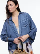 Camisa celeste de manga larga confeccionada en viscosa teñida en frío, con efecto gastado. De corte relajado, con bolsillo delantero y puños amplios. El desgaste de color en las costuras le da un aire descontracturado.