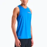 Musculosa deportiva Diadora color azul brillante, con cuello redondo y sisas amplias. Presenta un pequeño logo estampado en el pecho y otro logo en la parte inferior delantera.