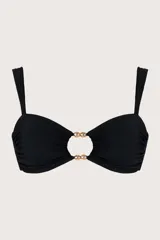 Top de bikini bandeau negro con corte circular y aberturas con cuentas doradas al centro. Breteles semi-amplios y ajustables en la espalda, con recogidos laterales.