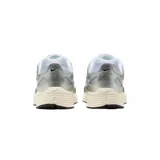 Championes urbanos Nike P-6000 color plateado y blanco con detalles en negro.