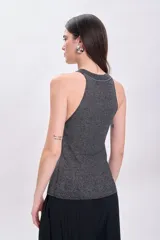 Top musculosa de punto color gris con brillo.