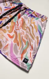 Short de baño con estampado abstracto en tonos lavanda, naranja, verde y gris.