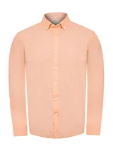 Camisa de manga larga color durazno, confeccionada en popelina de algodón orgánico. Tiene cuello camisero, cierre con botones y logo bordado en el pecho.