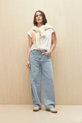 Pantalón de jean celeste de corte ancho, tiro medio y cinco bolsillos.