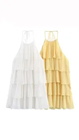 Vestido corto con volados, de tirantes finos y espalda descubierta.