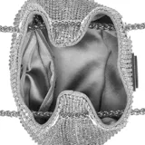 Cartera tipo bucket plateada cubierta de strass, con cierre de cordón ajustable, asa de cadena metálica y logo triangular de Guess.