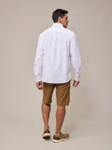 Bermuda de algodón y lino color beige, corte chino.