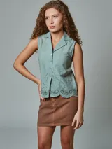 Falda corta de jean color tostado, con tiro medio y costuras visibles.