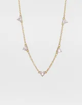 Collar corto dorado con cadena de eslabones y dijes de corazones con strass color rosa.