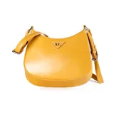 Bandolera color camel de símil cuero liso, con correa regulable y herrajes plateados. Tiene acceso con cierre, un compartimento y un bolsillo interno con cierre.