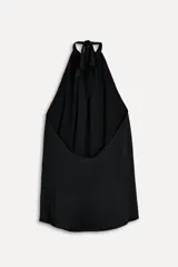 Top negro con cuello halter ajustable con lazadas, espalda descubierta y bajo redondeado.