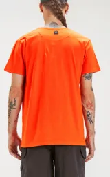 Remera naranja de algodón pima peruano, corte slim fit y cuello redondo.