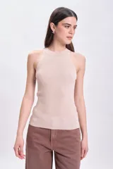 Musculosa beige de punto con brillo sutil.