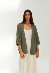 Kimono tejido de punto color verde oliva, con mangas 3/4 amplias y diseño calado.