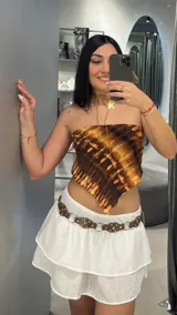 Top bandeau con estampado abstracto en tonos marrones y beige.