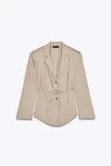 Blazer color beige con finas rayas verticales negras, cuello solapa, manga larga con hombreras, cinturón tipo cordón en el mismo tejido y cierre frontal con botones.