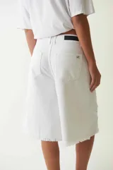 Bermuda blanca de denim, tiro bajo, con cuatro bolsillos, pasacintos, cartera con cierre y botón metálico.