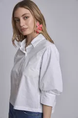 Camisa blanca de mangas 3/4 abullonadas con puños elásticos y cuello clásico.