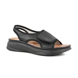 Sandalias bajas color beige con plataforma y ajuste con velcro.
