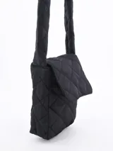 Morral negro acolchado con diseño de rombos y correa de hombro gruesa con nudos.