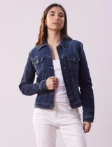 Campera de jean azul oscuro, marca Baccini, con cuello solapa, abertura central con botones metálicos y bolsillos delanteros.