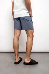 Short color beige de corte recto.
