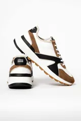 Zapatillas deportivas con diseño moderno en blanco, marrón y negro.