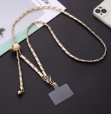 Correa para celular dorada con cadena entrelazada con cuero sintético blanco, con terminales doradas y accesorio para sujetar a la funda del celular.
