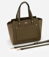 Cartera mediana color beige con paneles laterales de gamuza, doble asa de mano y correa larga desmontable.