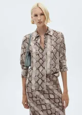 Camisa de manga larga con estampado de serpiente en tonos marrones y beige, de corte recto y cuello camisero.