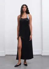 Vestido midi plateado con escote halter y tajo lateral.