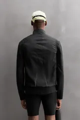 Chaleco negro de tejido técnico con estructura ripstop y ligero acolchado interior. Cuello alto ajustable con elástico, manga sisa, bolsillos de seguridad con cremallera en pecho y cadera, acabados con cinta elástica, cierre frontal con cremallera y logo estampado en el bajo.
