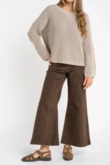 Sweater color beige de tejido de punto calado con lurex, de corte holgado y cuello redondo.