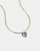 Cadena dorada con dije de corazón facetado color lila.