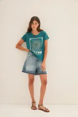 Remera negra de algodón y modal con estampa de un girasol y la frase "Peace of Mind".