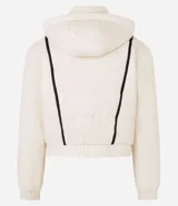 Campera puffer deportiva de poliamida color blanco con cuello alto con capucha, abotonado delantero, puños y bajo con elásticos, bolsillos con cremallera contrastantes y bieses contrastantes en los laterales de las mangas y en la espalda.