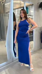 Vestido largo azul eléctrico con escote halter, espalda descubierta y abertura lateral en la falda.